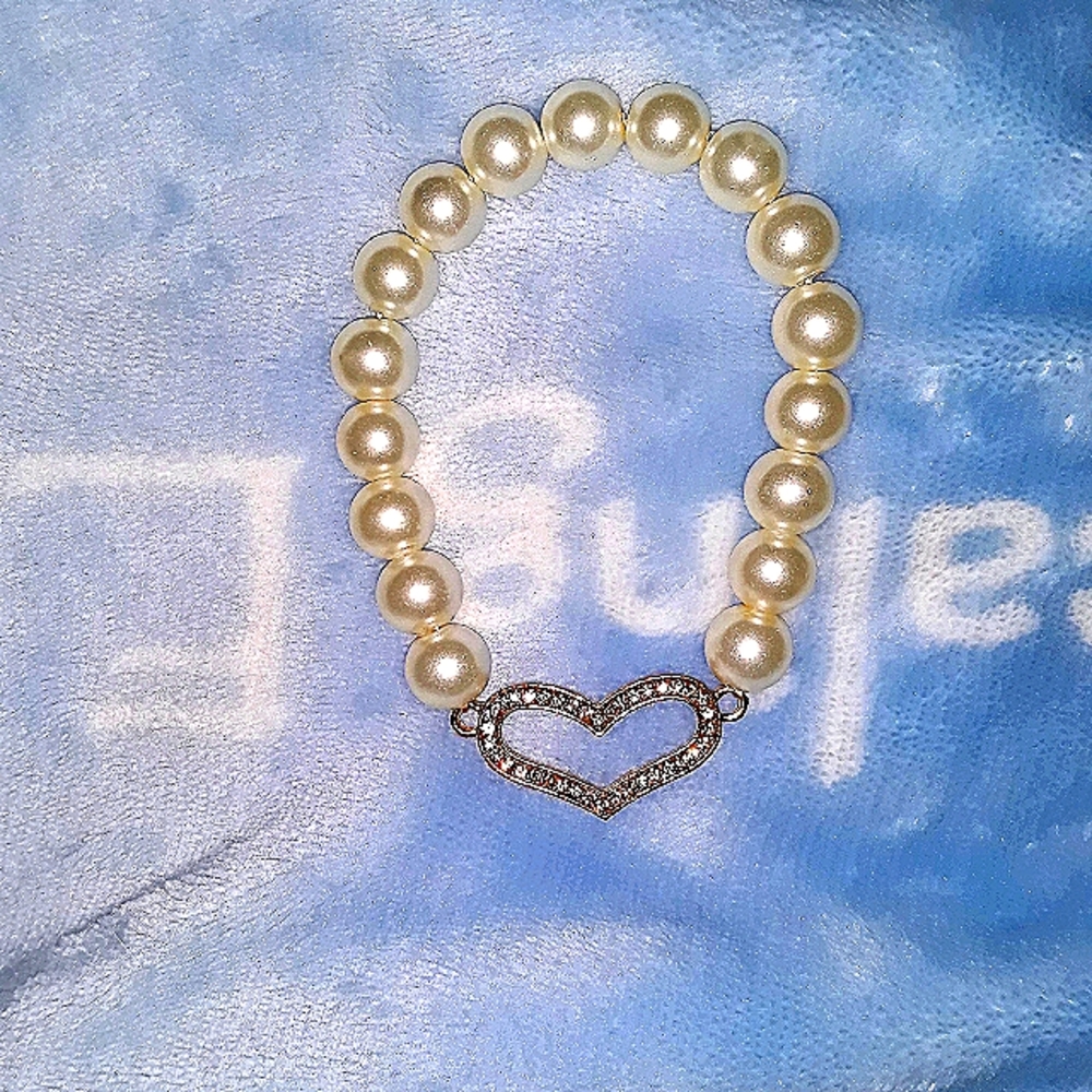 Pearl Bracelet- Ivory white pearls with silver crystal heart on adjustable cord